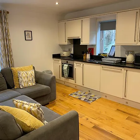 Apartment 4, 11 The